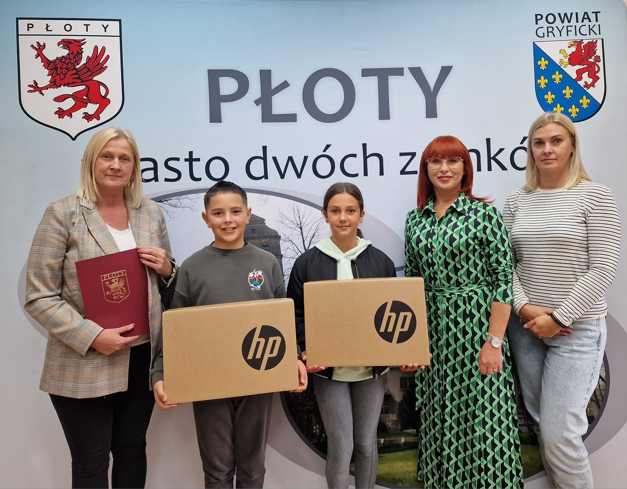 Laptopy dla czwartoklasistów dotarły już do Szkół Podstawowych w gminie