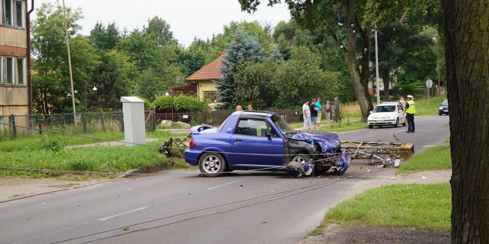 Samochód wjechał w słup. Droga zablokowana