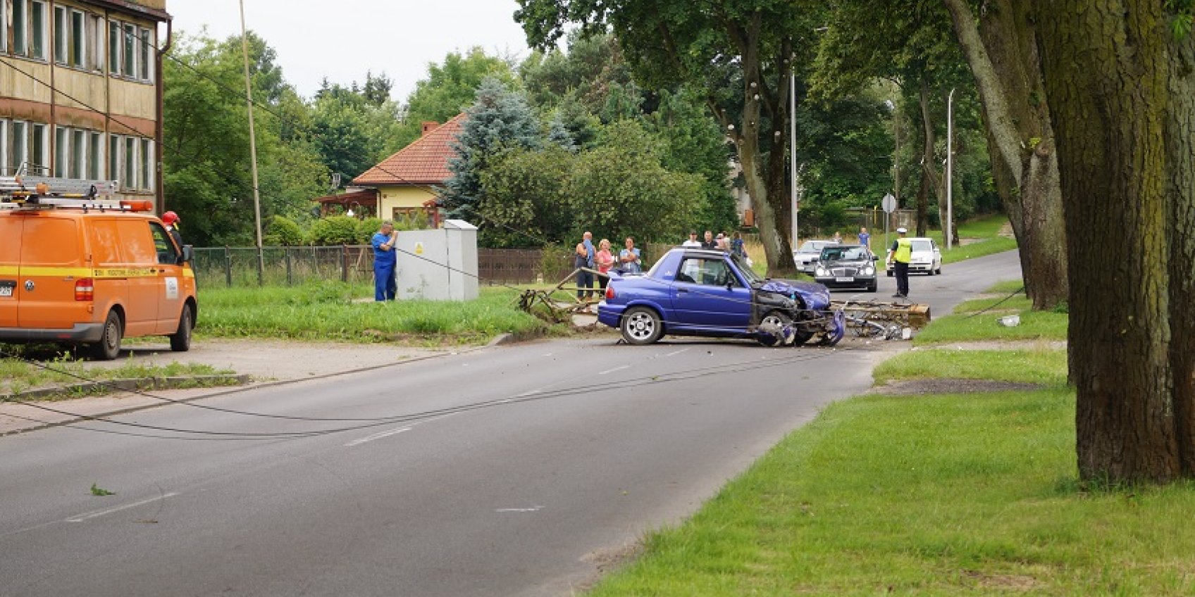 Samochód wjechał w słup. Droga zablokowana